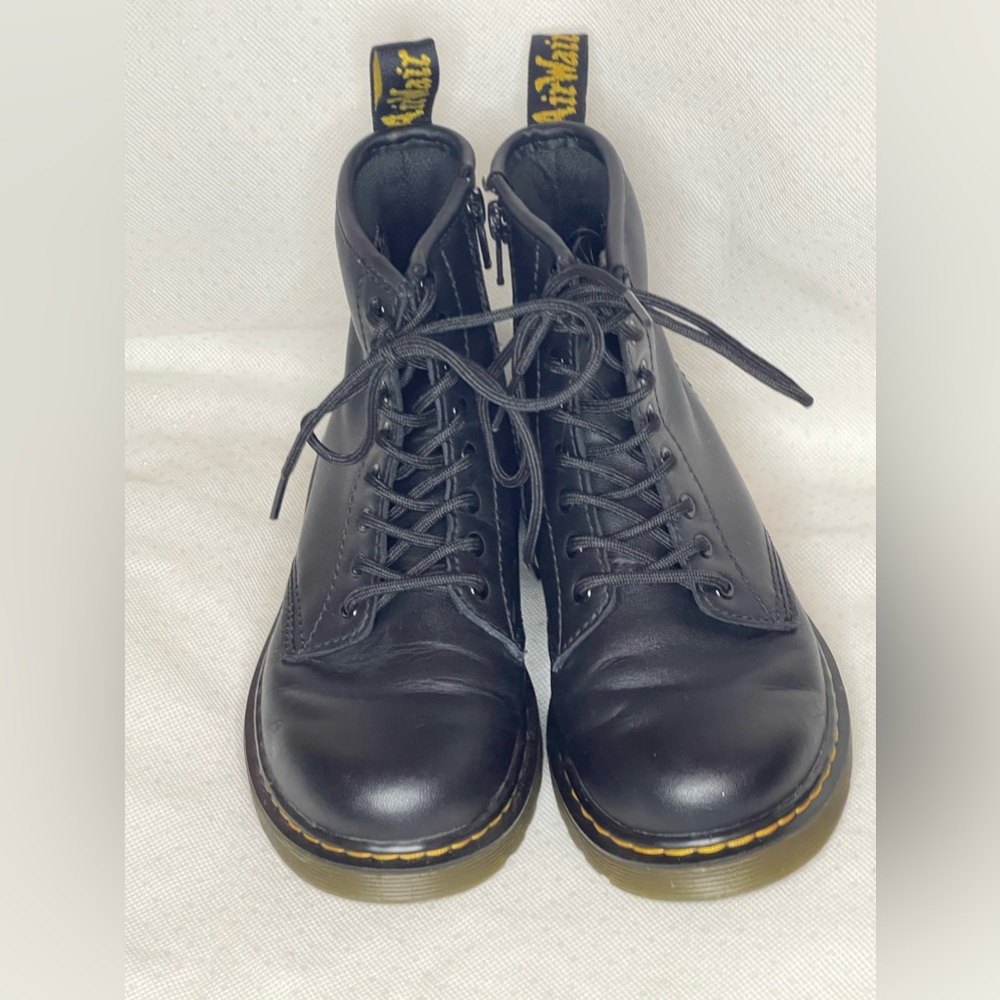 Kids size 2 unisex Dr. Martens classic black boots